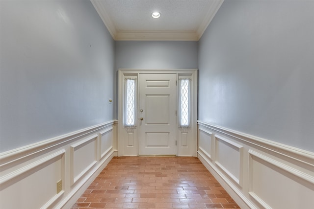 entryway featuring crown molding