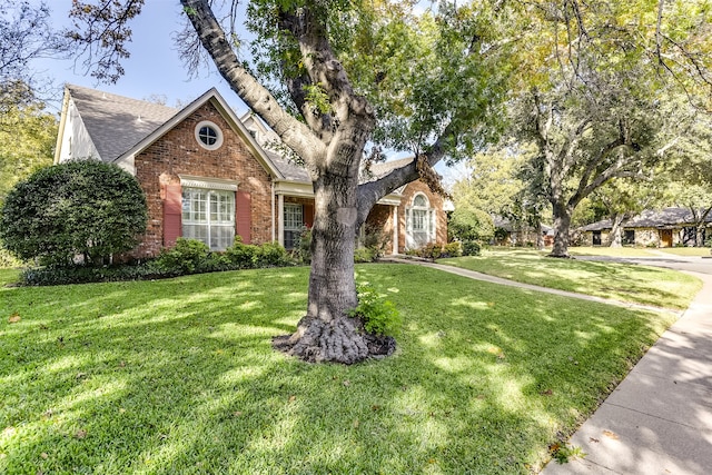 view of front of house with a front lawn