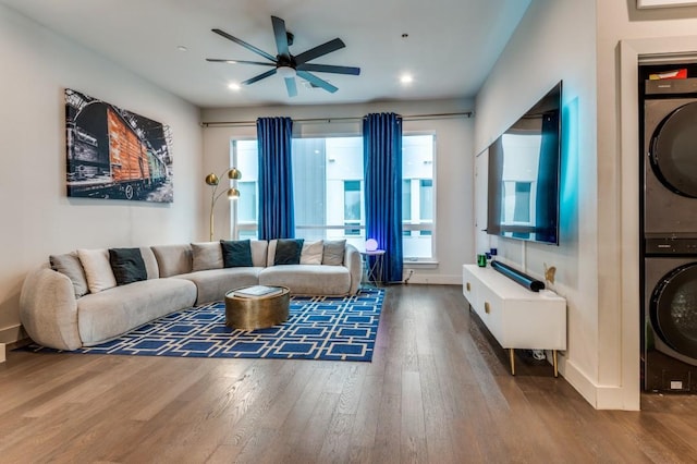 living area featuring stacked washer and dryer, recessed lighting, wood finished floors, and ceiling fan