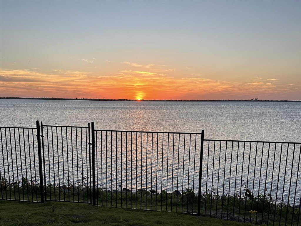 18027 Lake Ray Hubbard Dr, Forney, TX 75126