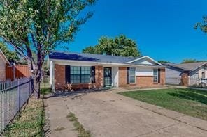 single story home with a front lawn