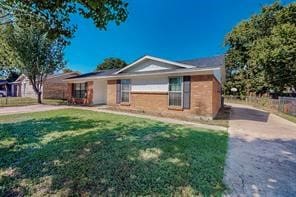 ranch-style home featuring a front lawn