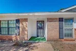 property entrance featuring a porch