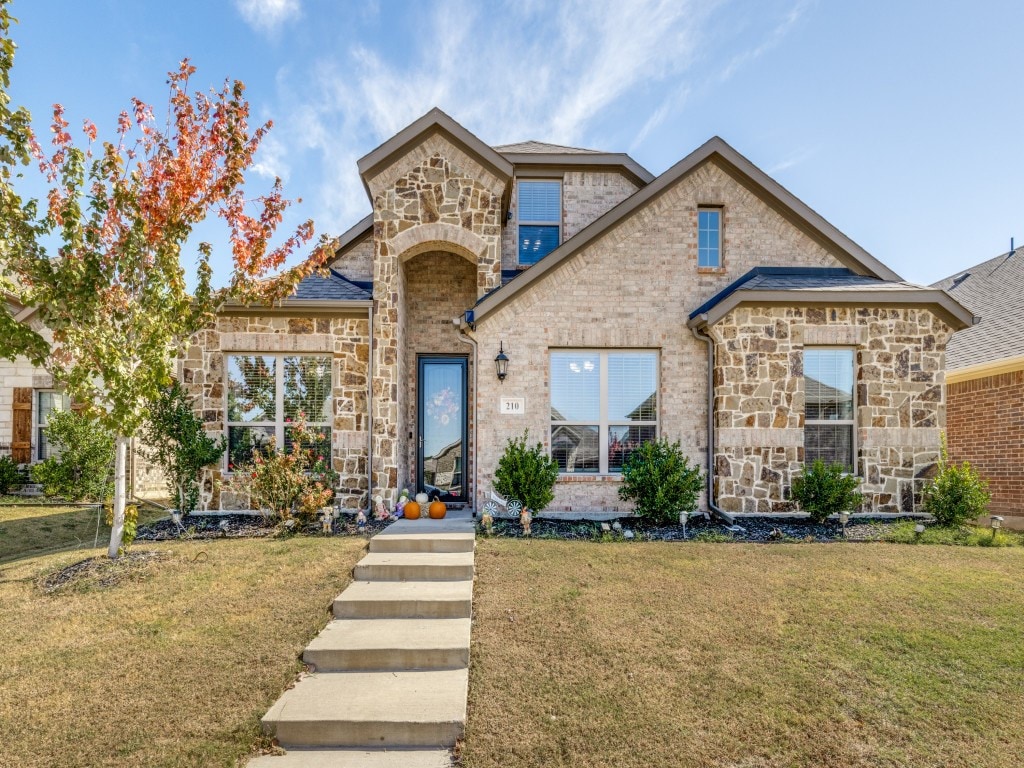 view of front of house featuring a front lawn