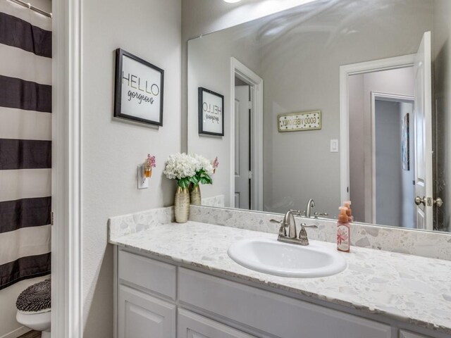 bathroom with a shower with shower curtain and vanity