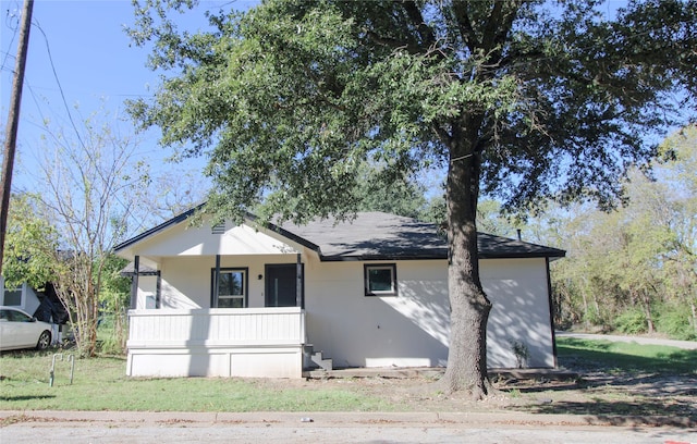 view of front facade with a porch and a front lawn