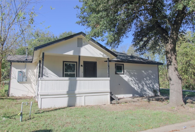 view of front of house with covered porch and a front lawn