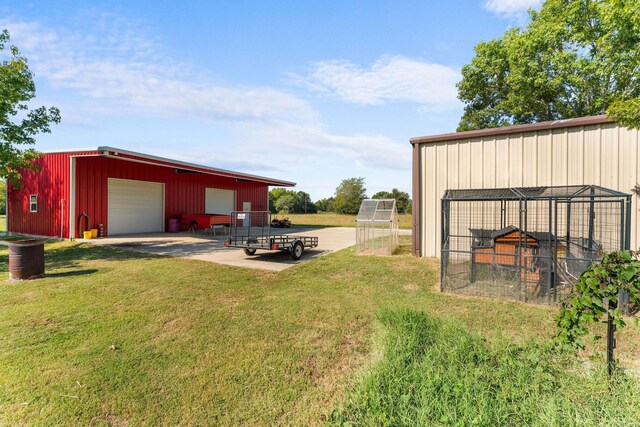 view of yard with an outdoor structure