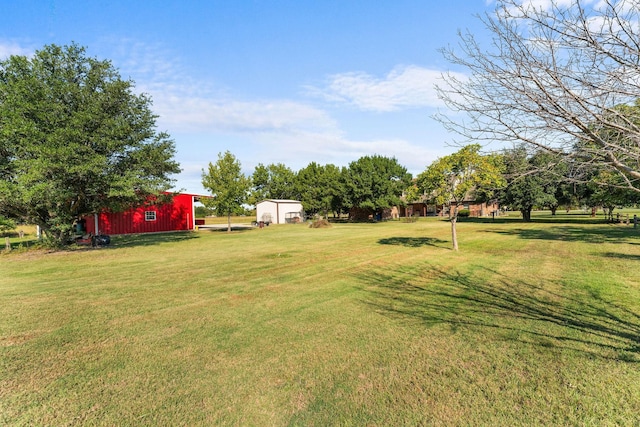 view of yard featuring an outdoor structure