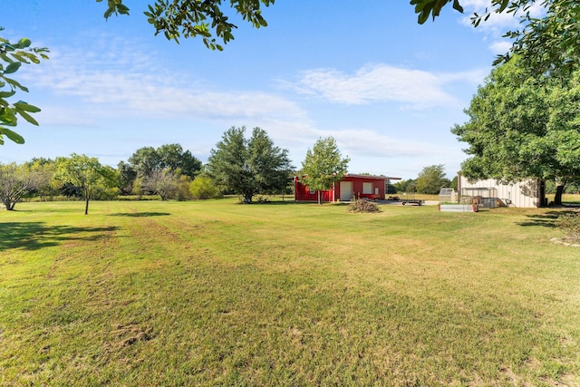 view of yard featuring an outbuilding