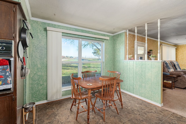 dining area with ornamental molding