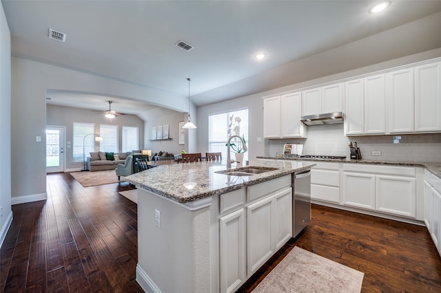 kitchen featuring ceiling fan, sink, dark hardwood / wood-style floors, a kitchen island with sink, and white cabinets