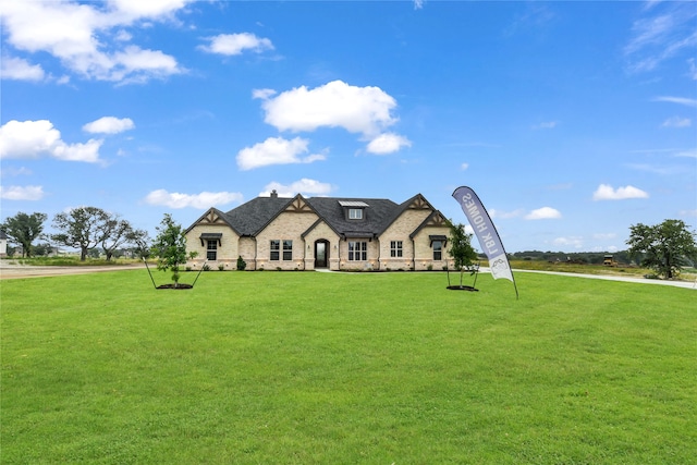 view of front of home featuring a front lawn