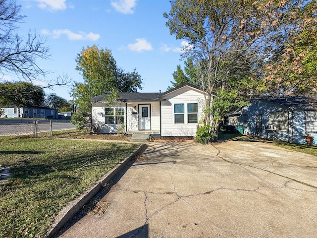 single story home with a front lawn