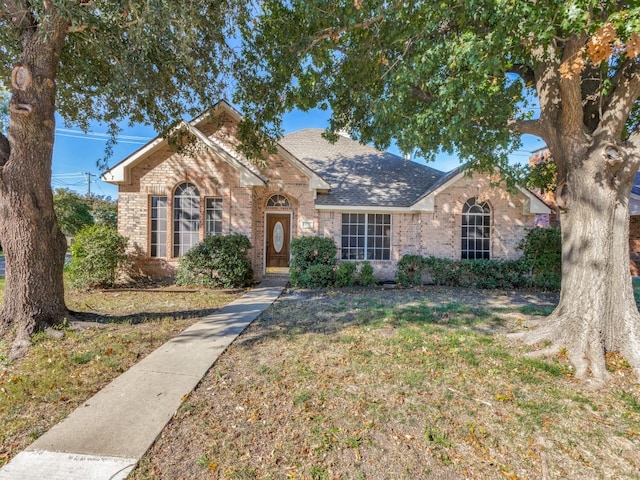 single story home with a front lawn