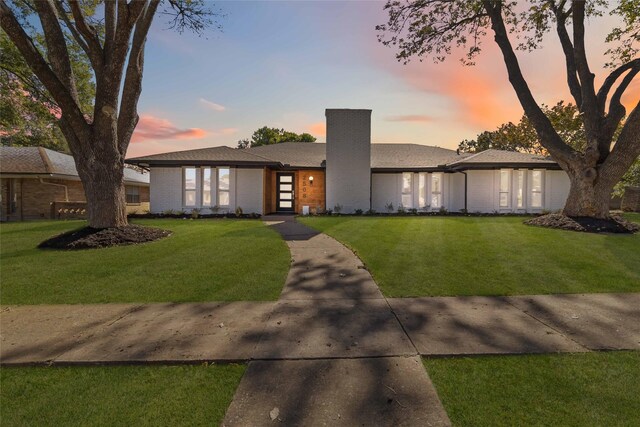 view of front of house featuring a yard