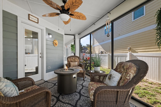 sunroom with ceiling fan