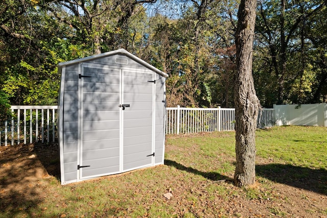 view of outdoor structure with a yard