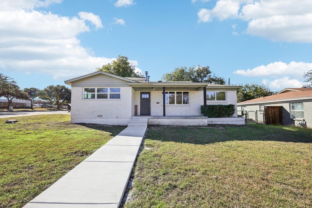 view of front of property with a front yard