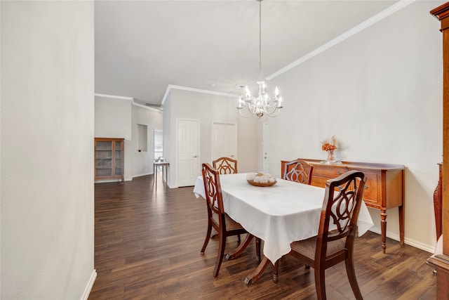 dining room featuring crown molding, dark hardwood / wood-style floors, and a notable chandelier