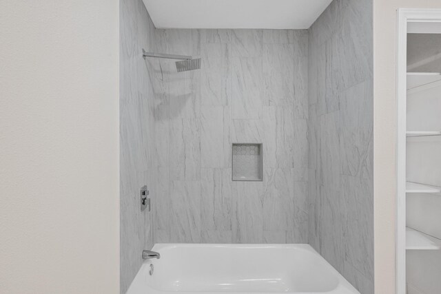 bathroom featuring tiled shower / bath combo