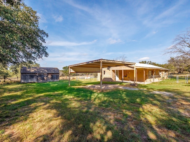 view of yard featuring an outdoor structure