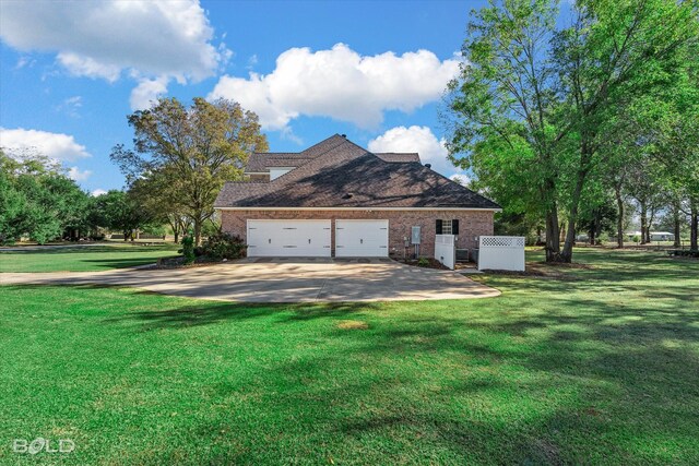 view of front facade featuring a front lawn