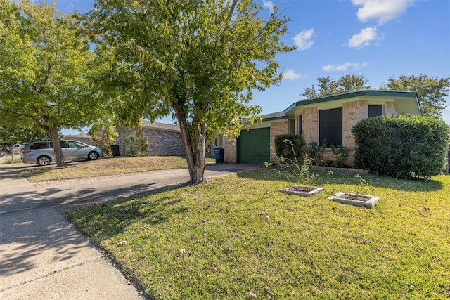 view of front of property featuring a garage and a front yard