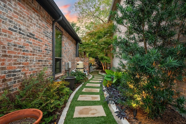 view of yard at dusk