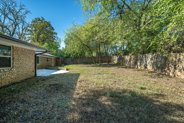 view of yard with a patio area