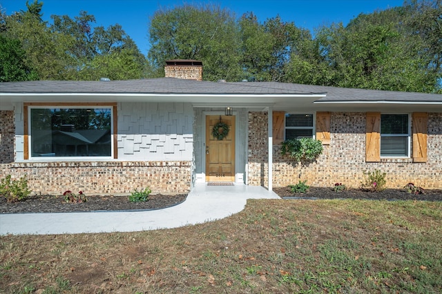 view of front of property featuring a front yard