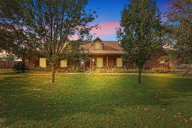 view of front facade featuring a yard