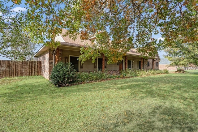 view of front of property featuring a front yard