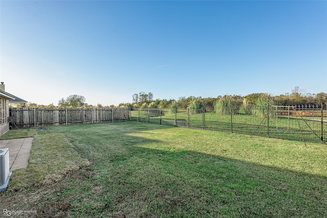 view of yard featuring a rural view