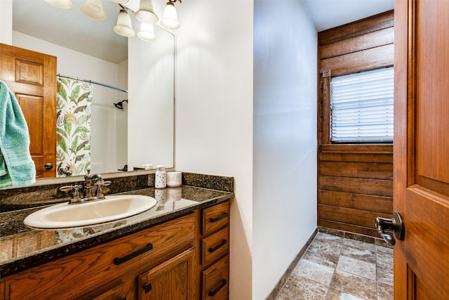 bathroom with vanity, a shower with shower curtain, and an inviting chandelier