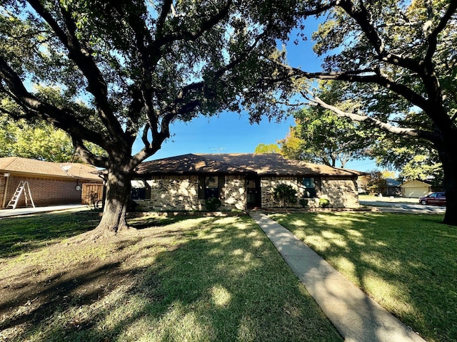 single story home with a front lawn