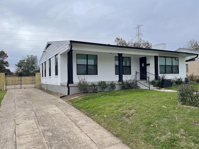 view of front of house featuring a front lawn