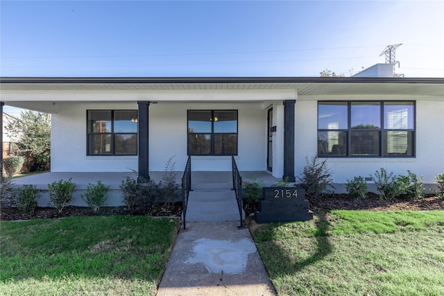 view of front of property featuring covered porch and a front yard