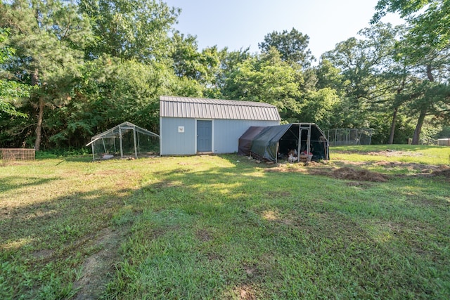 view of yard featuring an outdoor structure