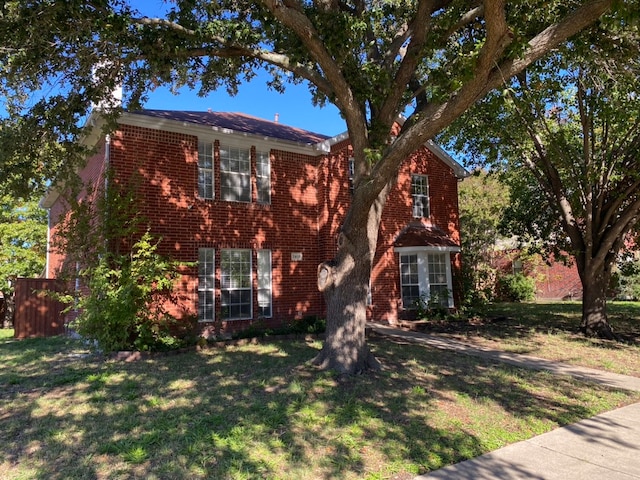 view of front of house with a front lawn