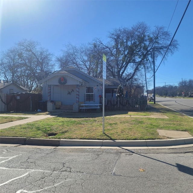 view of front of house with a front lawn