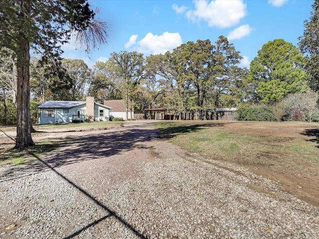 view of front facade featuring driveway