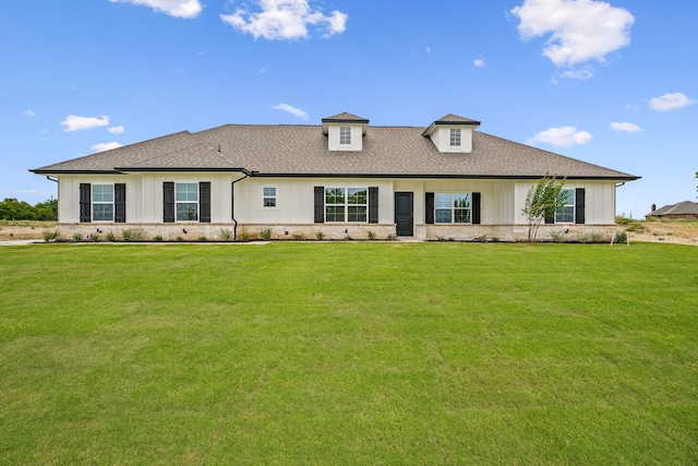 view of front of house featuring a front lawn