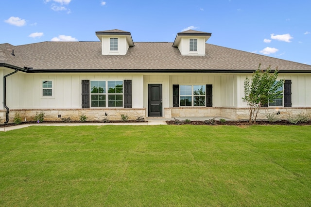 view of front facade featuring a front yard