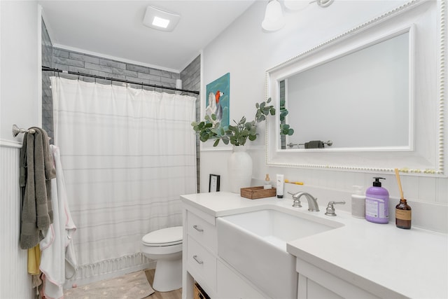 bathroom with a shower with curtain, vanity, and toilet