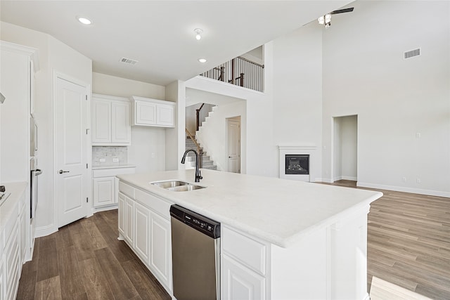 kitchen featuring gray cabinetry, sink, stainless steel appliances, dark hardwood / wood-style flooring, and a kitchen island with sink