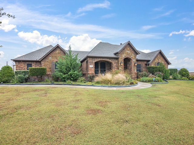 view of front of property with a front yard