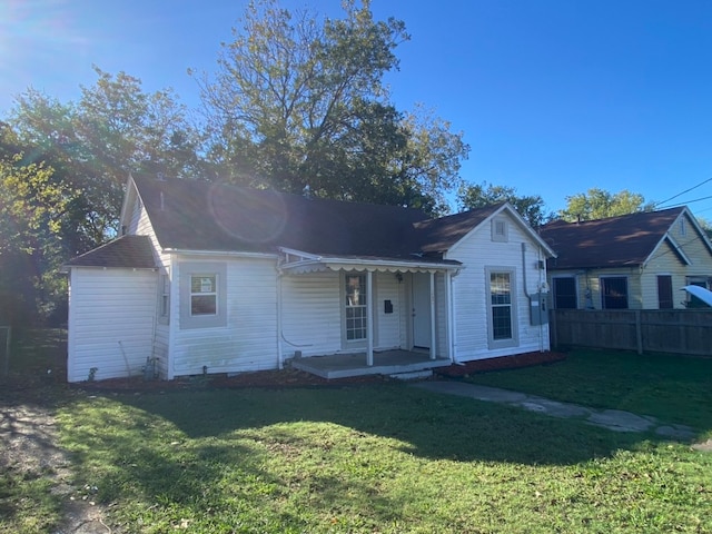 view of front of house featuring a front yard