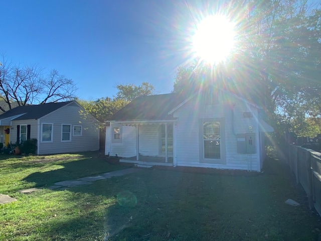 view of front of property featuring a front yard