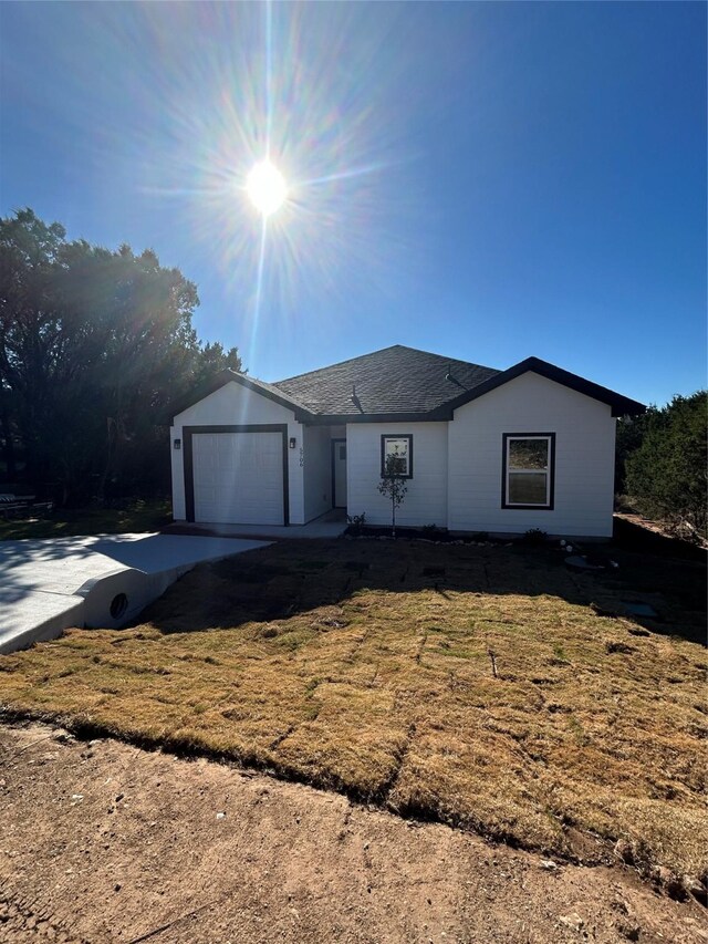 view of front facade featuring a garage and a front lawn